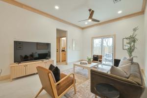 Televisyen dan/atau pusat hiburan di Urban Plaza Luxe 1-Family- Steps away from Plaza District