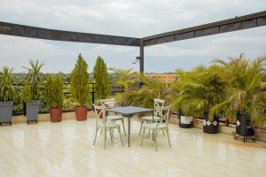 un patio avec une table, des chaises et des plantes dans l'établissement StayAfrica, à Ouagadougou