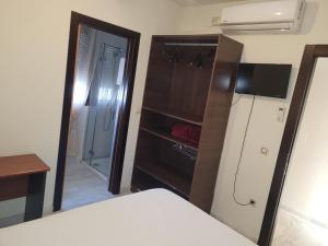 Televisyen dan/atau pusat hiburan di Hostal el Pasaje +16 gambar