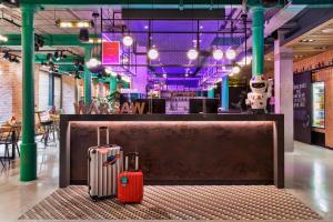 Uma área de estar em Moxy Warsaw Praga