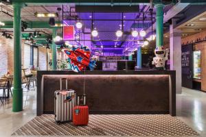 Uma área de estar em Moxy Warsaw Praga