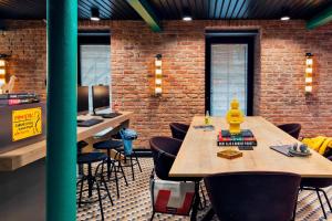 Um restaurante ou outro lugar para comer em Moxy Warsaw Praga