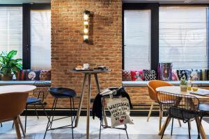Uma área de estar em Moxy Warsaw Praga