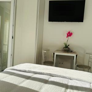 a bedroom with a bed and a table with a flower on it at Estudio a 100 m del mar in Vinarós