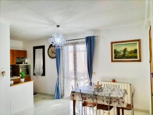 a dining room with a table and a chandelier at Belvedere di Siracusa in Belvedere