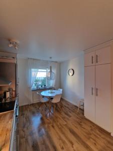 Fotografie z fotogalerie ubytování Central lägenhet i Visby -4 person inkl parkering v destinaci VBY