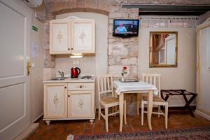 Kuchnia lub aneks kuchenny w obiekcie Residence MARCO POLO Centro Storico