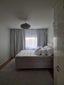 Postel nebo postele na pokoji v ubytování Central lägenhet i Visby -4 person inkl parkering