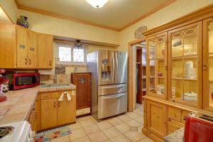 Η κουζίνα ή μικρή κουζίνα στο Steps to Truckee River Walk Rose Cottage