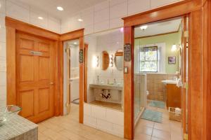 Ένα μπάνιο στο Steps to Truckee River Walk Rose Cottage +19 φωτογραφίες
