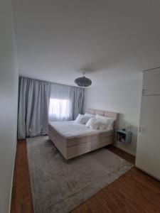 Postel nebo postele na pokoji v ubytování Central lägenhet i Visby -4 person inkl parkering