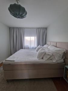 Postel nebo postele na pokoji v ubytování Central lägenhet i Visby -4 person inkl parkering