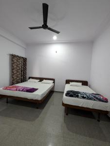 Hotel Raghunath Palace客房内的一张或多张床位