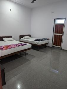 Hotel Raghunath Palace客房内的一张或多张床位