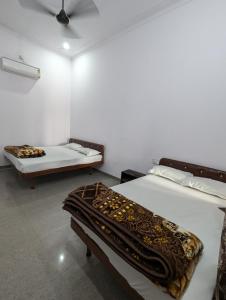 Hotel Raghunath Palace客房内的一张或多张床位
