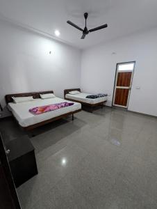 Hotel Raghunath Palace客房内的一张或多张床位