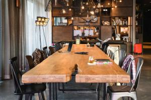 Restoran või mõni muu söögikoht majutusasutuses Moxy Stuttgart Feuerbach