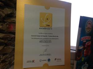 a sign on a wall with a picture of a lemon at Quinta dos Castanheiros - Turismo Rural in Negreda