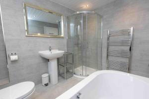 O baie la Awelon Holiday Cottage sleeps 10, Hot Tub, Log Burner, North Wales, Porthmadog +32 fotografii
