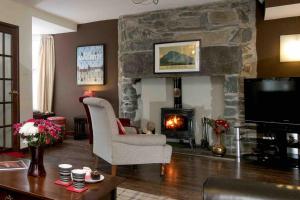 O zonă de relaxare la Awelon Holiday Cottage sleeps 10, Hot Tub, Log Burner, North Wales, Porthmadog