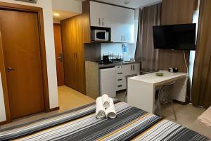 a hotel room with a bed and a kitchen at Saint Moritz com vista espetacular de Brasilia in Brasilia