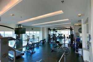 a gym with several treadmills and exercise bikes at Saint Moritz com vista espetacular de Brasilia in Brasilia