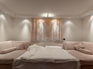 Una sala de estar con una cama y una ventana. en Vila Anđelija, en Jahorina