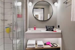 Koupelna v ubytování Moxy Hamburg City + 25 fotografií