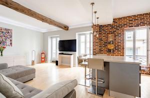 Телевизор и/или развлекательный центр в Cosy central place Paris