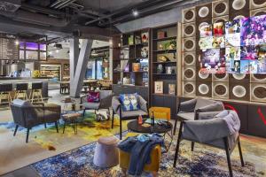 una tienda con sillas y mesas en una habitación en Moxy Lausanne City, en Lausana
