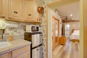 Η κουζίνα ή μικρή κουζίνα στο 1 Block to River Walk River Cottage in Reno!