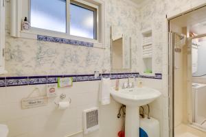 Ένα μπάνιο στο 1 Block to River Walk River Cottage in Reno!