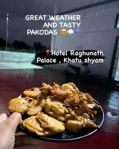 KhātuHotel Raghunath Palace的桌上拿着一盘食物的人 更多32张照片