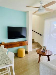 TV a/nebo společenská místnost v ubytování Beach Resort Entire Home