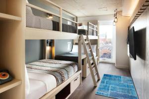 Postel nebo postele na pokoji v ubytování Moxy Halifax Downtown