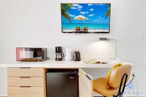 an office with a desk with a coffee maker and an umbrella at Amazing Studio Near the Beach in Hallandale Beach