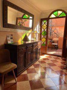 ein Zimmer mit einer Kommode und einem Spiegel und einem Boden in der Unterkunft Dar Dadès in Marrakesch