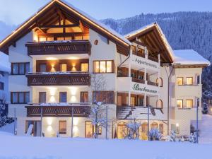 un gran edificio de apartamentos en la nieve en Bachmann Appartements, en Sankt Anton am Arlberg