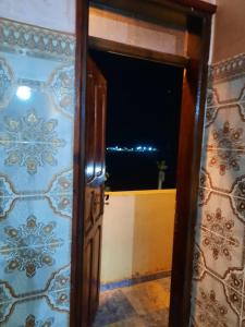 una puerta abierta con vistas a una habitación en Alkaoutar, en Sidi Ifni