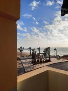 una vista de la playa desde el balcón de un edificio en Alkaoutar, en Sidi Ifni