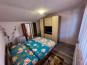 a small bedroom with a bed and a cabinet at Pensiunea Daiana in Albac