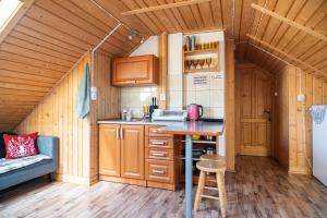 a small kitchen with a table in a tiny house at Gościniec U Ani - pod wieżą widokową Sky Walk, nieopodal szlaków na Polane Rusinową , Gęsią Szyje, Polane Zgorzelisko , Tarasówke i Palenice in Małe Ciche