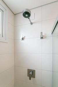 弗洛里亚诺波利斯WI-FI 200MB | Rooftop com Piscina e VistaMar #CA70的带淋浴喷头的浴室