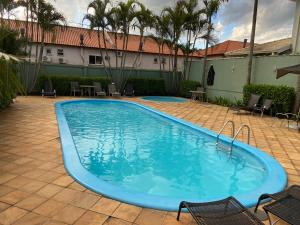 Bazén v ubytování Linda casa em condomínio nebo v jeho okolí