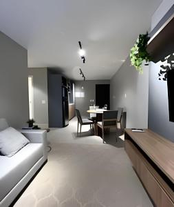 a living room with a couch and a table at Noroeste, Apt. moderno e central in Brasilia