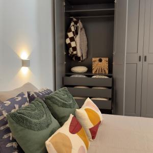 Un pat sau paturi într-o cameră la Jardinillos - Apartamento céntrico y moderno con opción Parking