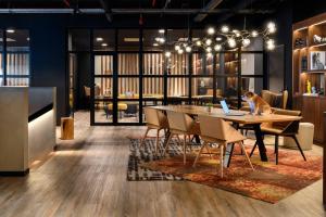 Posezení v ubytování Moxy Lisboa Oriente