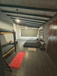 a bedroom with two bunk beds and a red rug at Casa a pasos del mar de Playa el Agua in La Loma