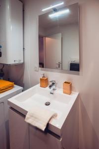 a bathroom with a white sink and a mirror at Studio Flaubert lumineux tout confort in Châteauroux