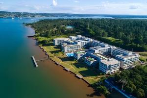 an aerial view of a building next to the water at Brisas do Lago - Apartamento 6 in Brasilia